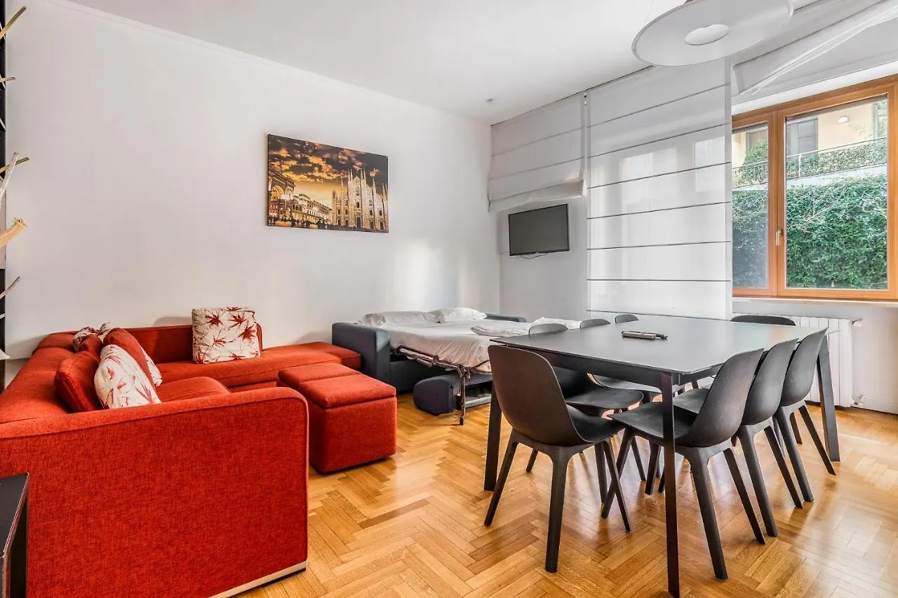 Ampio Appartamento Zona Moscova Con Due Terrazzi Milan Italy
