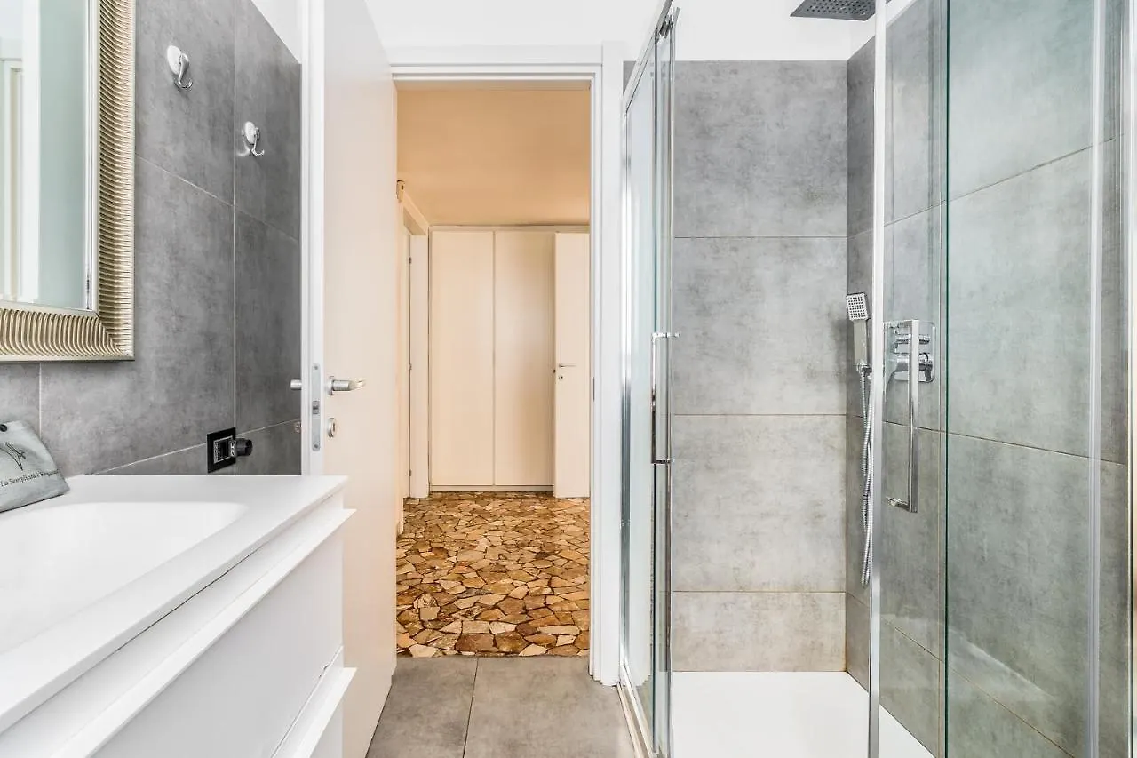 Ampio Appartamento Zona Moscova Con Due Terrazzi Milan Italy