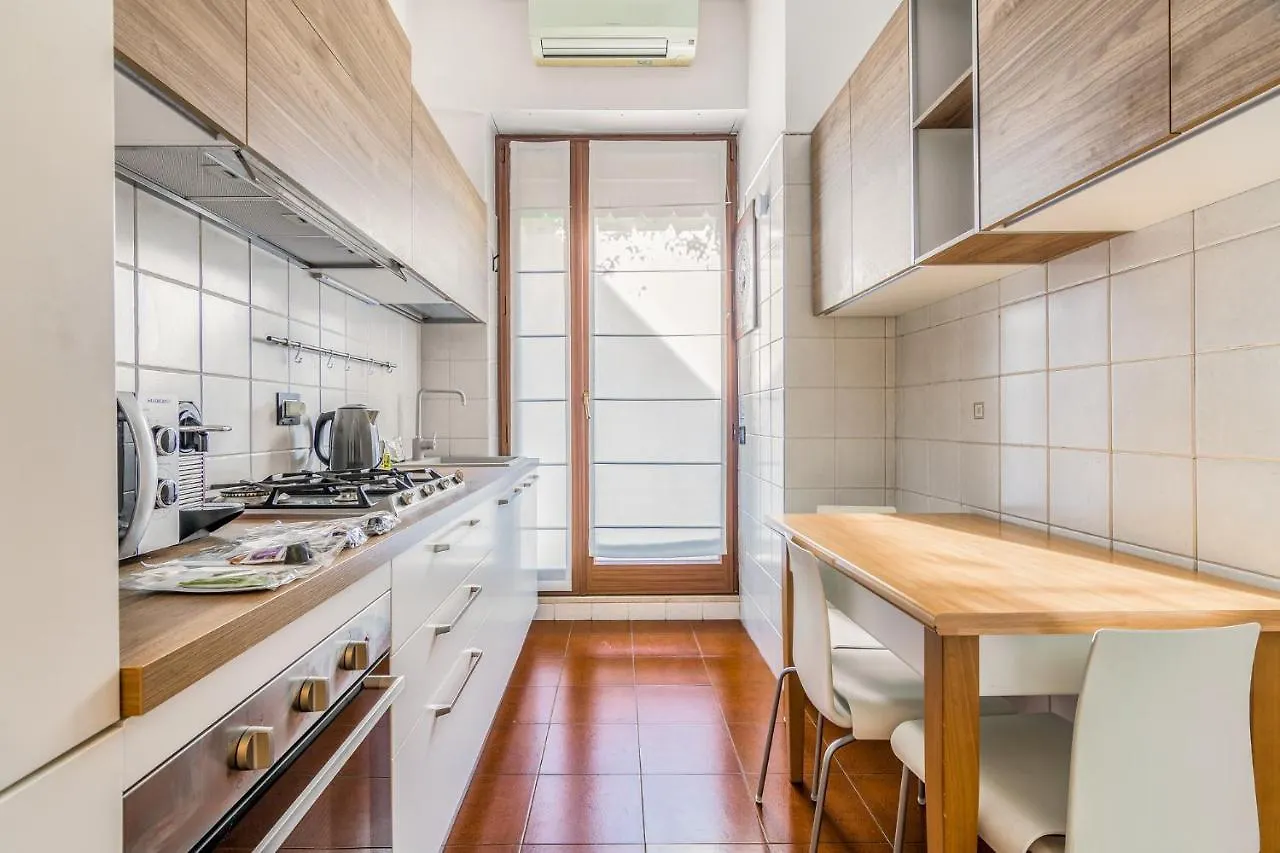 Apartment Ampio Appartamento Zona Moscova Con Due Terrazzi Milan Italy