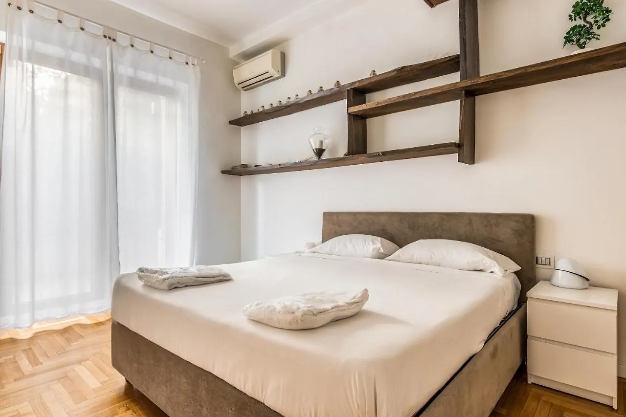 Apartment Ampio Appartamento Zona Moscova Con Due Terrazzi Milan