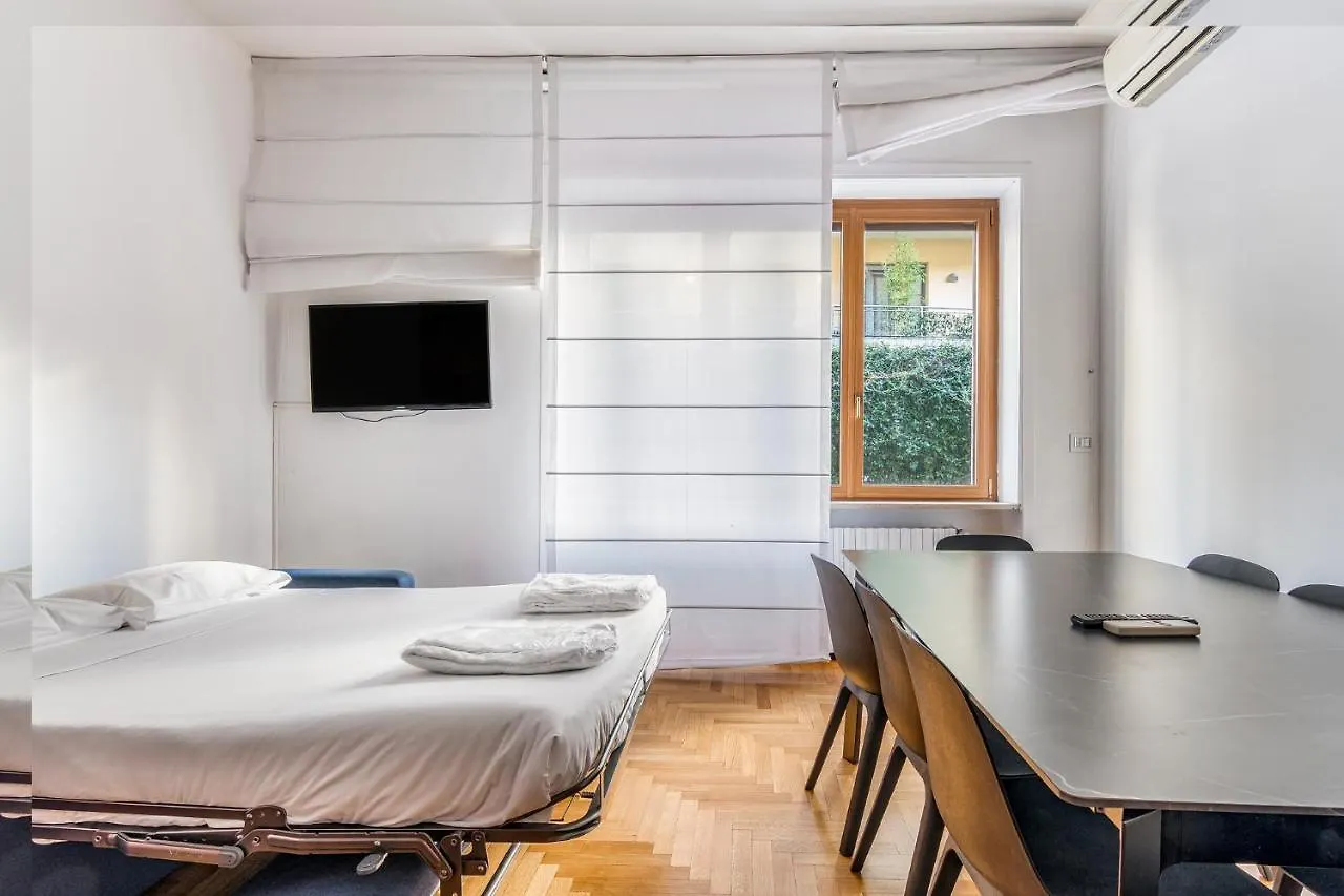 Ampio Appartamento Zona Moscova Con Due Terrazzi Milan