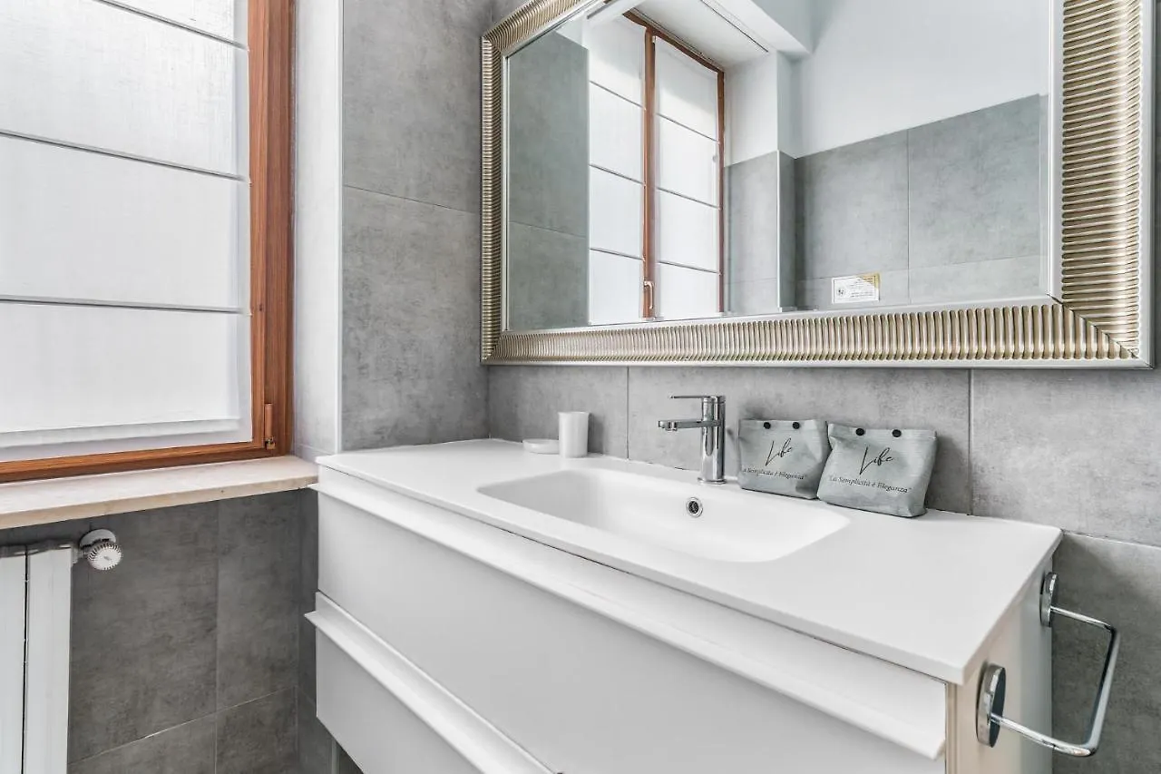 Ampio Appartamento Zona Moscova Con Due Terrazzi Milan 0*,  Italy