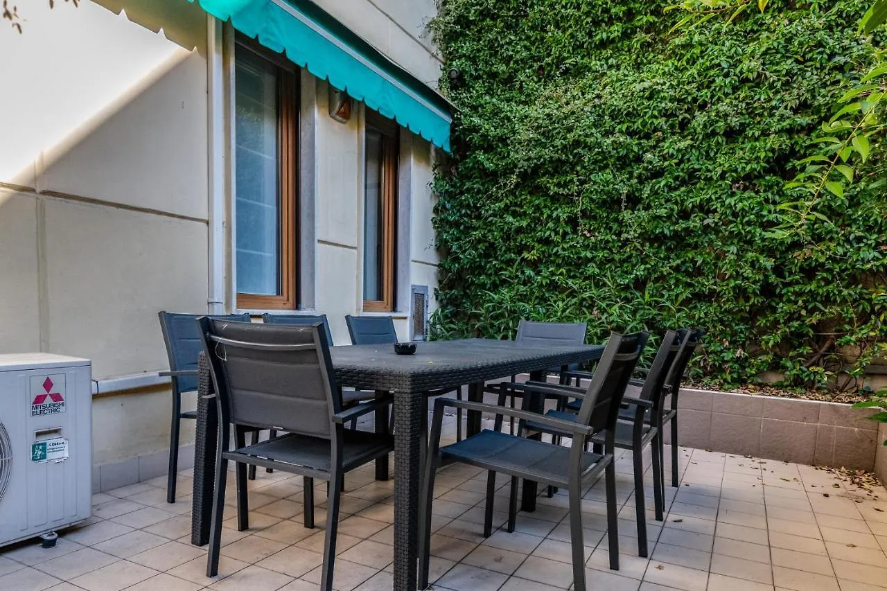 Apartment Ampio Appartamento Zona Moscova Con Due Terrazzi Milan