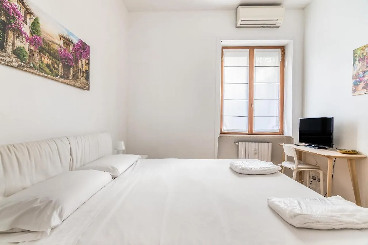 Ampio Appartamento Zona Moscova Con Due Terrazzi Milan 0*,  Italy