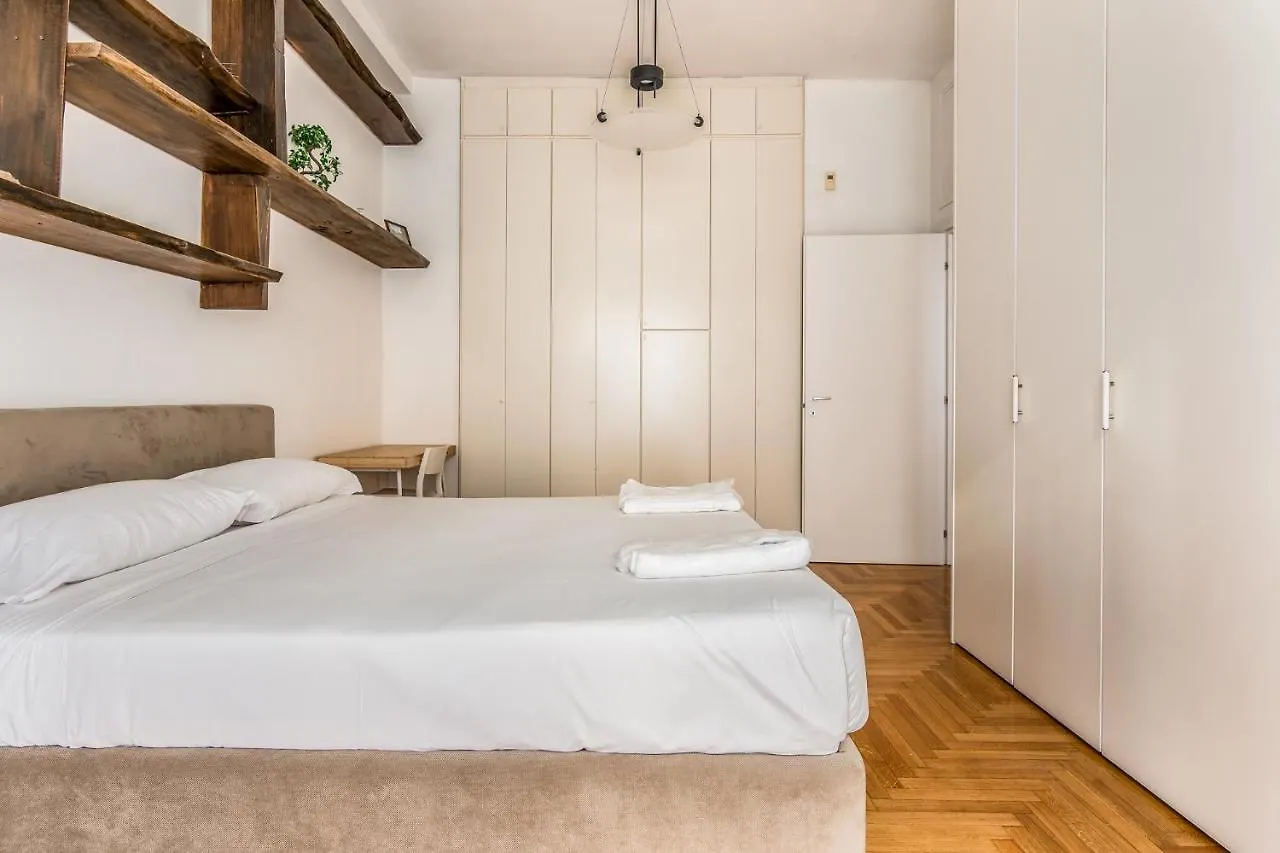 Ampio Appartamento Zona Moscova Con Due Terrazzi Milan 0*,  Italy